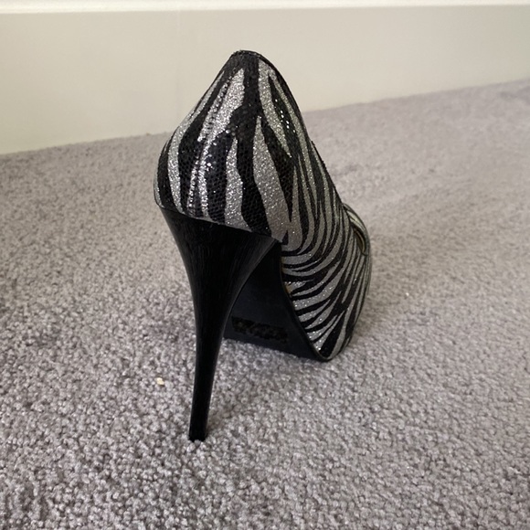Sparkly zebra high heels - Picture 5 of 5